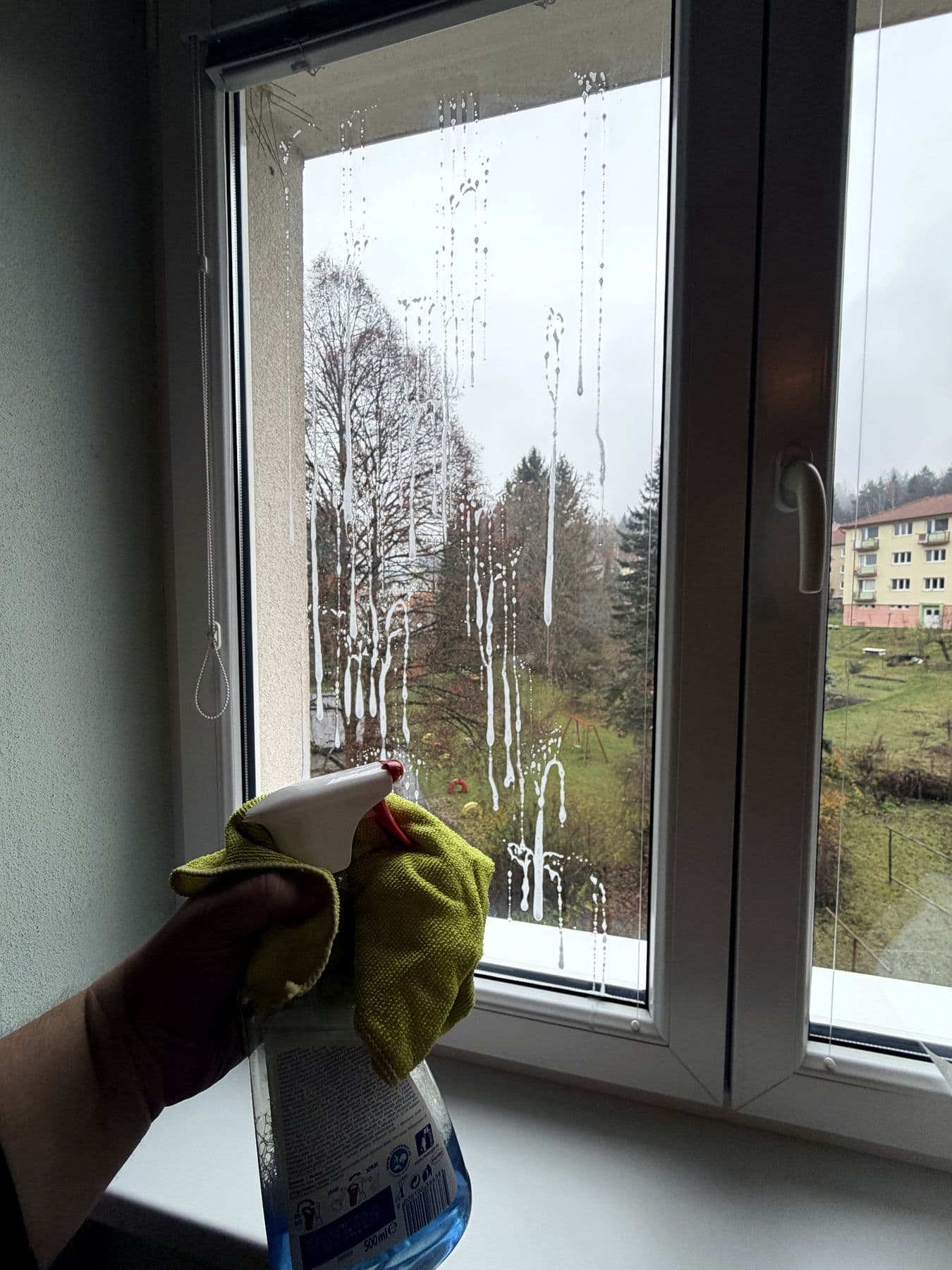 Umývanie okna rozprašovačom a handrou