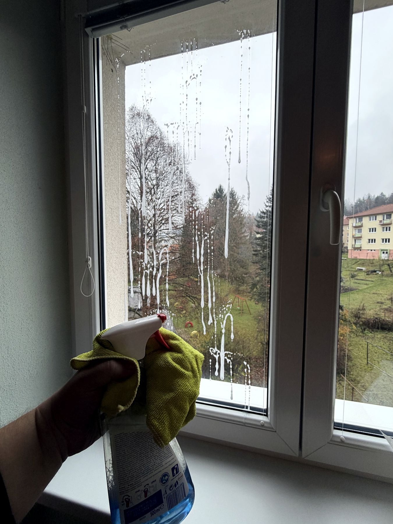 Umývanie okna rozprašovačom a handrou