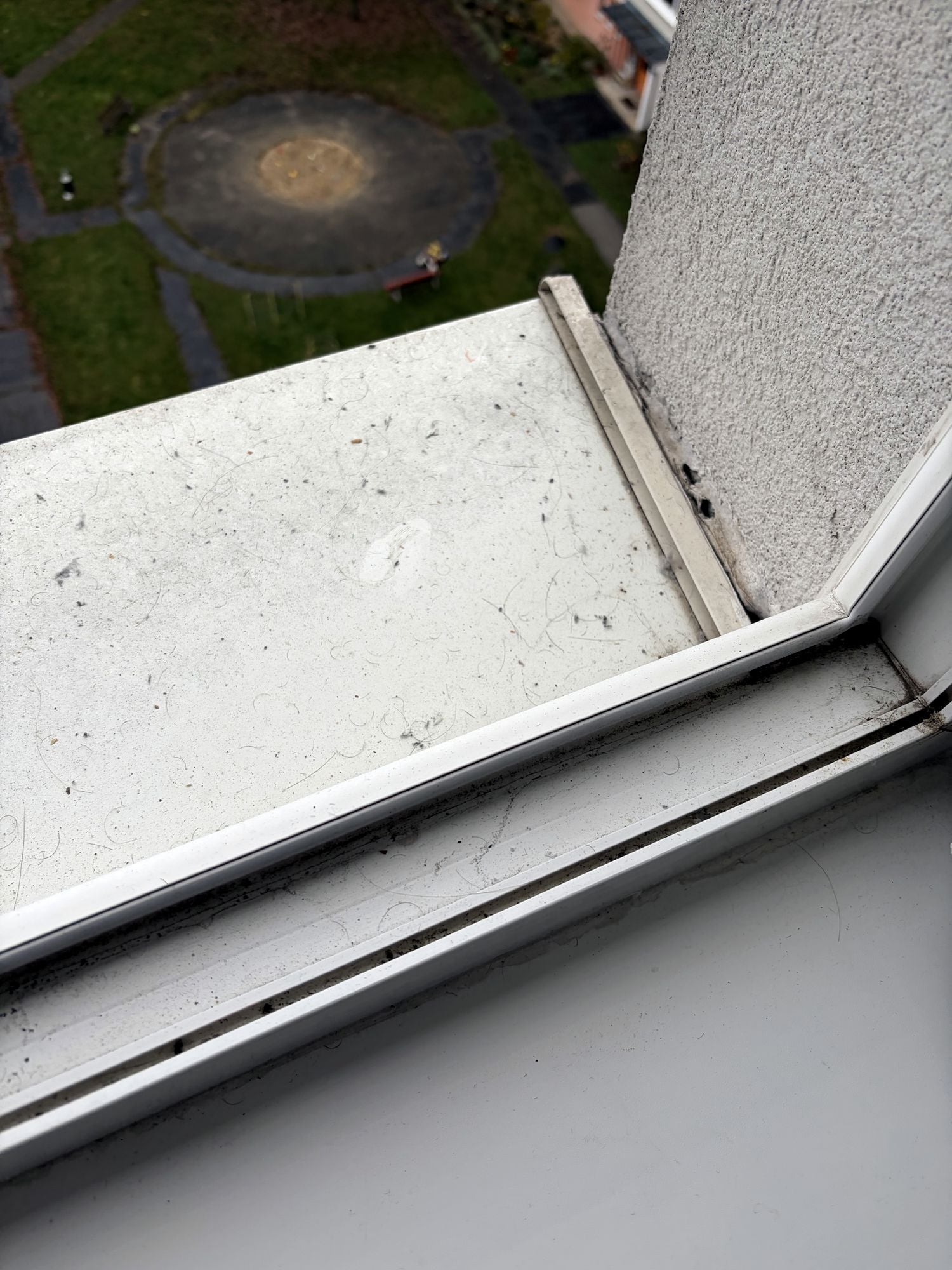 Parapet a rám okna pred čistením