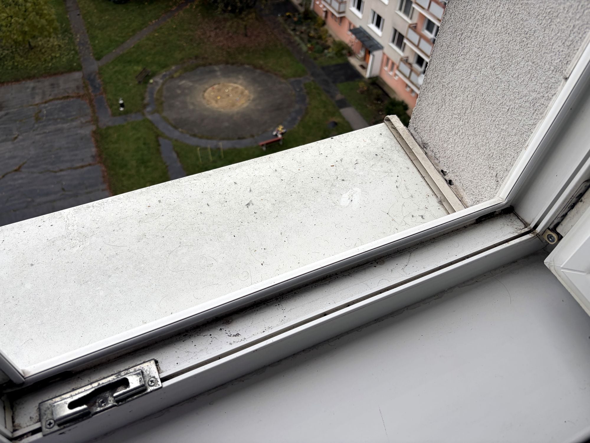 Detail okenného rámu pred vyčistením